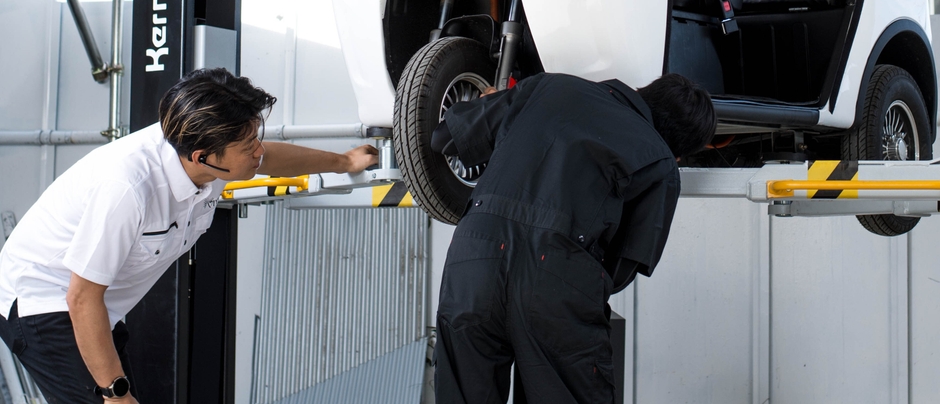 株式会社バブル本社にてメンテナンスをしている様子