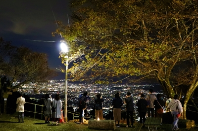 ケーブル比叡駅付近からの夜景観望の様子