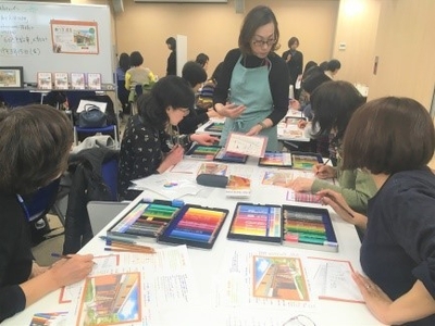 <塗り絵体験講座の様子>