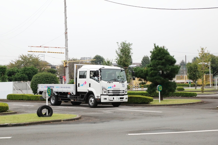 中型教習車両