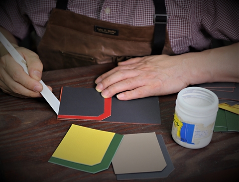 ベタ貼り手法で2枚の革を貼り合わせ