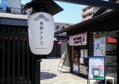 オープンは10:00（営業時間は店舗により異なる） 定休日：月曜日（祝日の場合は火曜日）