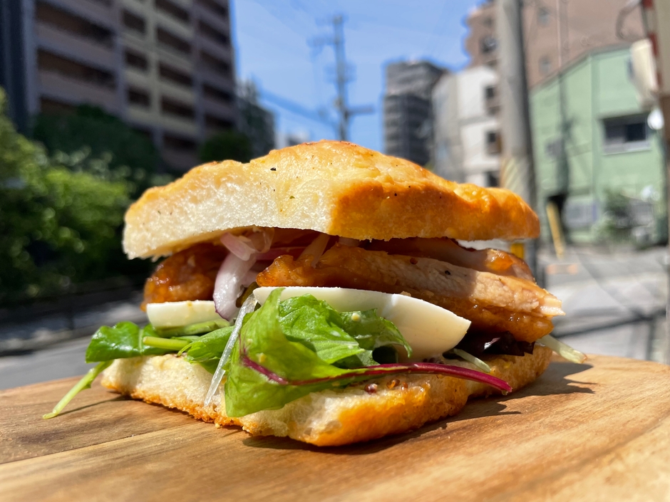 フォカッチャサンド【こぼれチキン】　