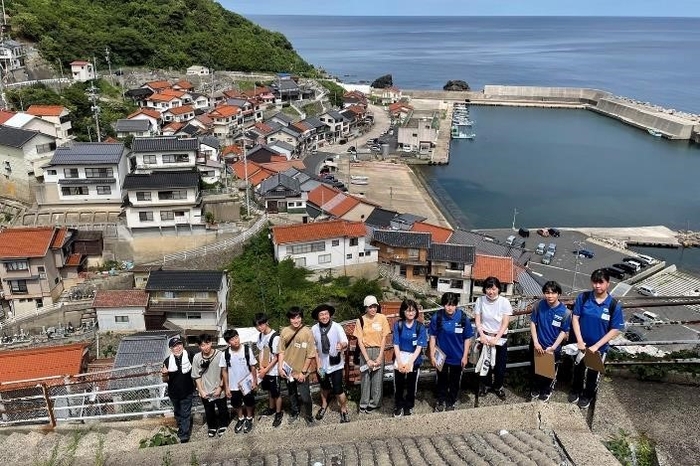 小伊津の街並みと生徒・学生たち