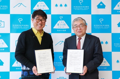 音楽プロデューサー・有限会社誠屋代表取締役 亀田誠治氏(左)、松岡市郎 東川町長(右)