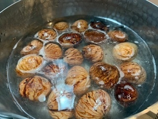 調理工程(6):栗の表面をそうじする