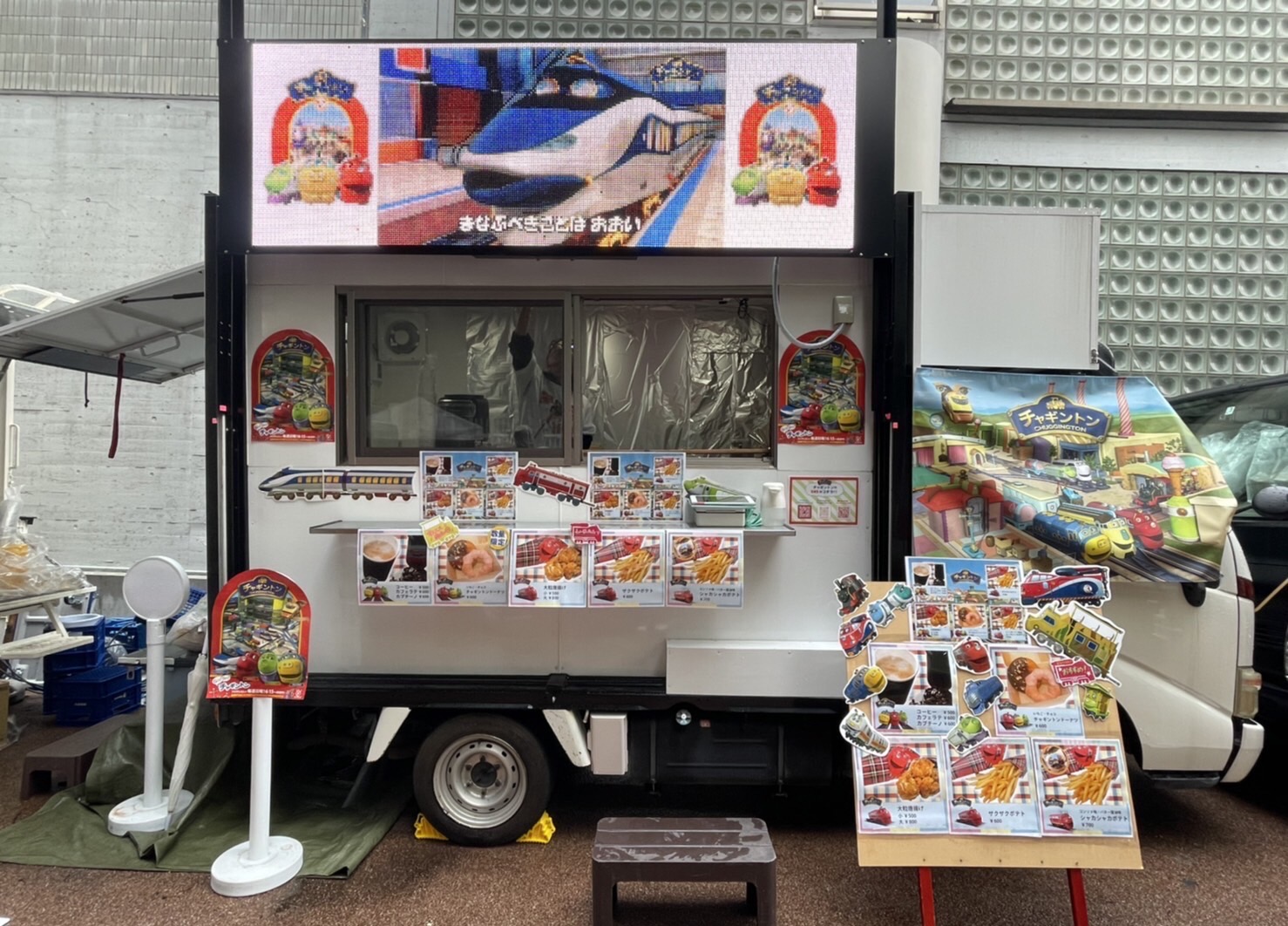 デジタルサイネージ搭載キッチンカー『エンタカー』がアニメ デジタルサイネージ搭載キッチンカー『エンタカー』がアニメ
