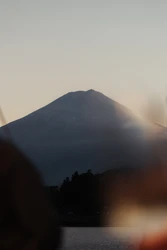 富士山と紅葉に染まる、秋の河口湖へ　 湖上レストラン「HAMANASHI HOUSEBOAT」にて 4日間限定「紅葉ガストロノミークルーズ」を10月31日から開催