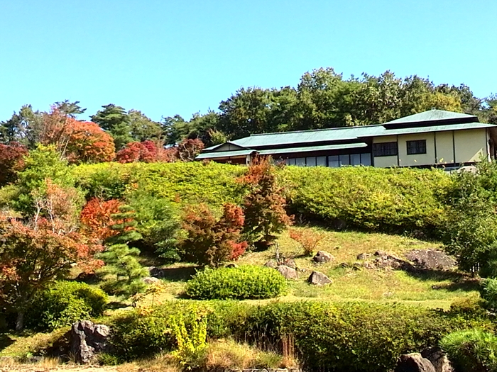 茶室「双忘亭」から見える山並みは美しい景色です