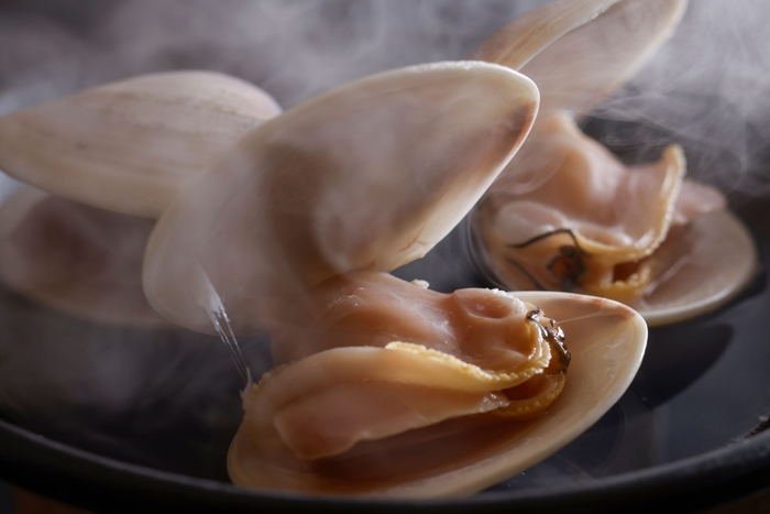 【春の献立一例】磯の香りが溢れ出す、肉厚な蛤の酒蒸し。
