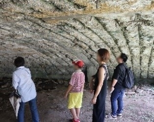 掩体壕内部見学の様子