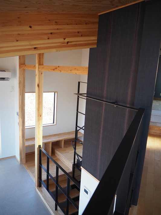 リビングから中2階を見る