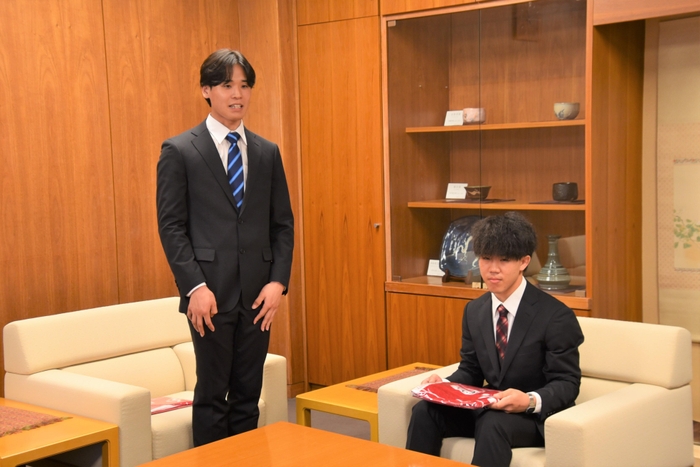 大会に向けて意気込みを示す岡田主将(左)と田中主務