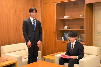 大会に向けて意気込みを示す岡田主将(左)と田中主務