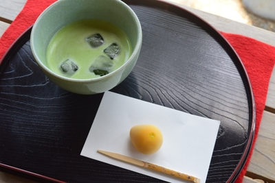 冷抹茶と和菓子付き（イメージ）