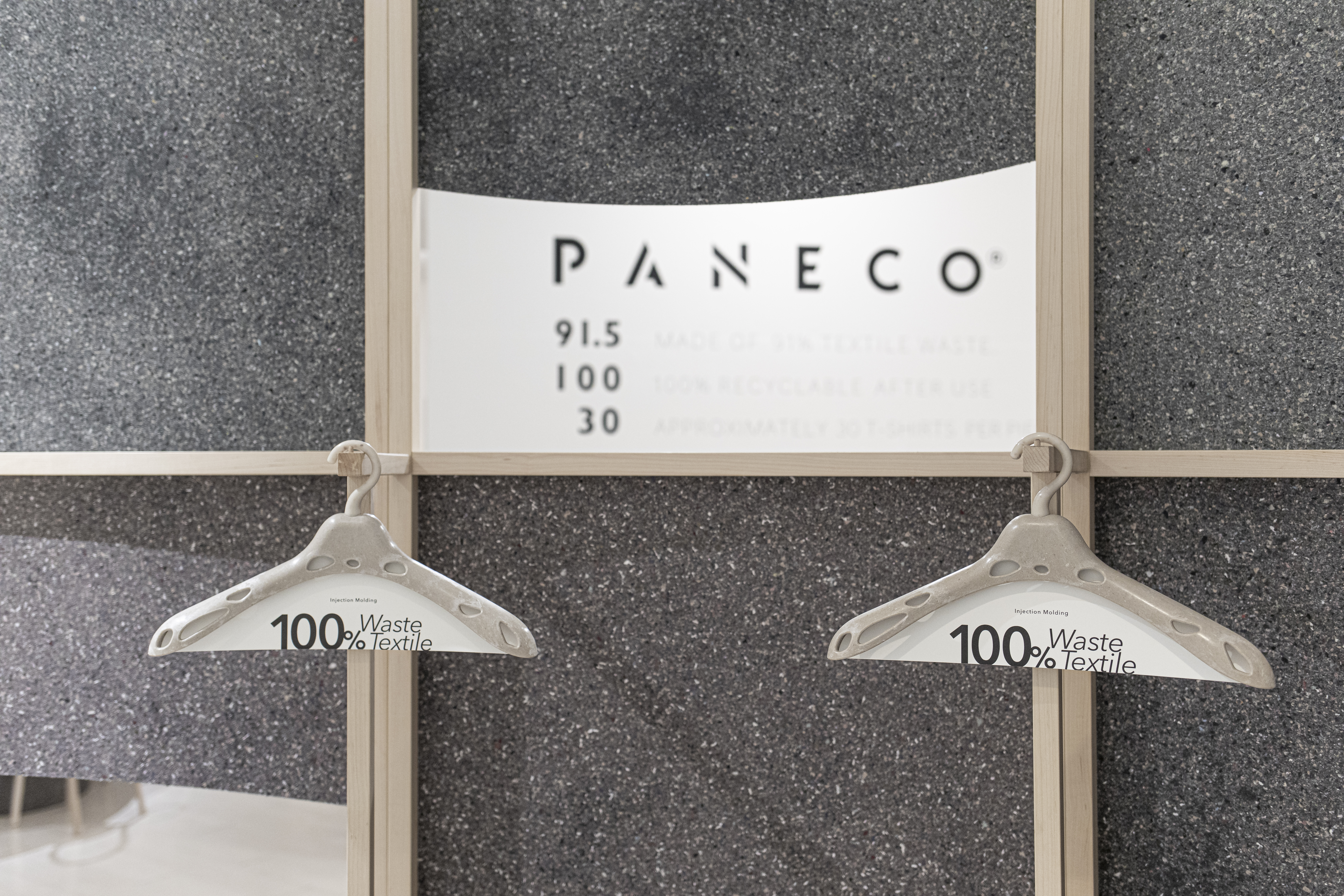 PANECO ハンガー | 100%廃棄衣類繊維アップサイクル素材 | サスティナブルなハンガー | 脱プラに貢献