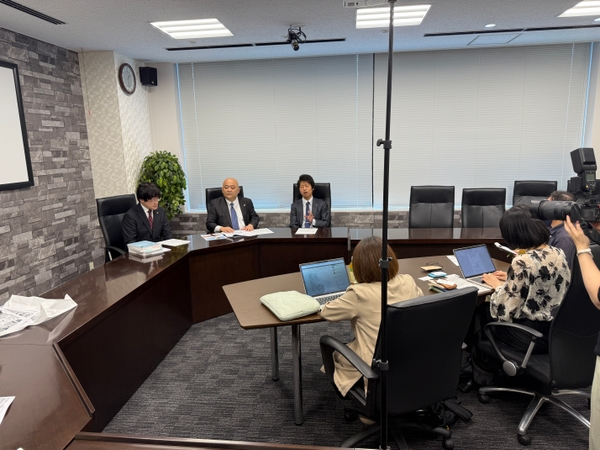 取材を受けるESC難関高校受験科スタッフ