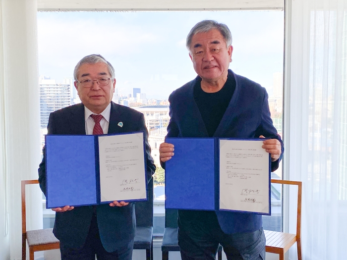 東川町長 松岡市郎氏(左)と隈研吾氏(右)