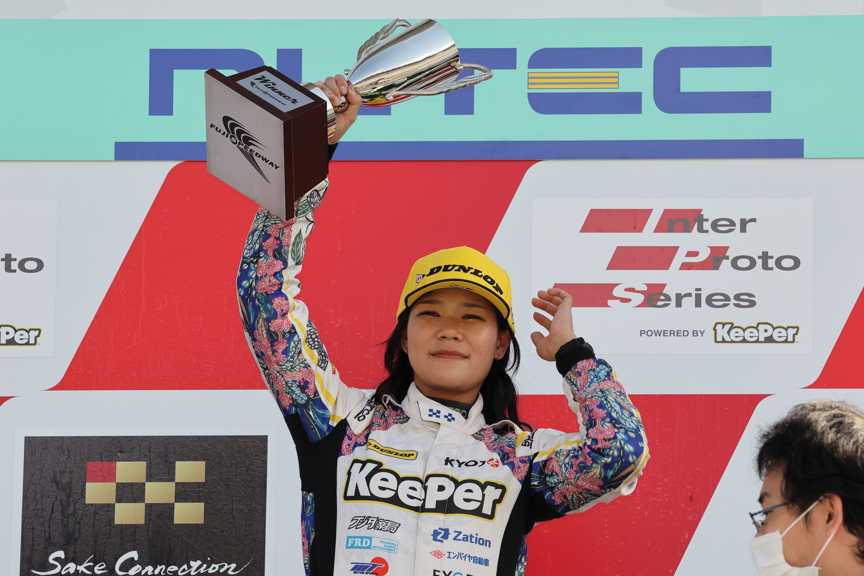 混戦を抜け出した翁長実希が開幕2連勝をマーク | 株式会社インター