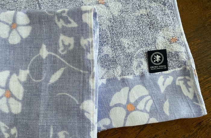 新技術によりガーゼ面ははっきりとタオル面はおぼろげに染められた「おもてなしタオル」