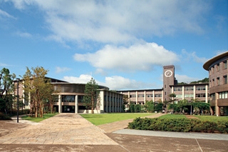 映像学部「充光館」(左)と衣笠キャンパスのシンボルである存心館と時計台(右)