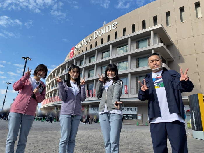 (左から)甲斐心愛(STU48)・石田千穂(STU48)・田中皓子(STU48)・大地洋輔(ダイノジ)