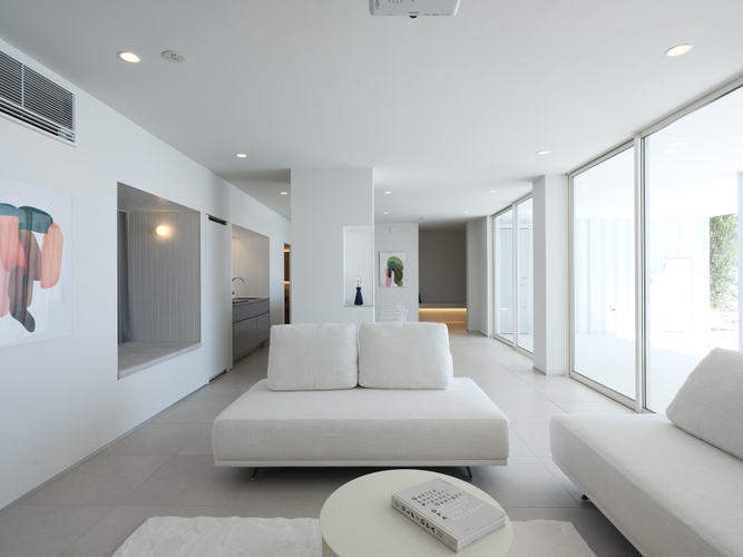 白で統一されたリビング