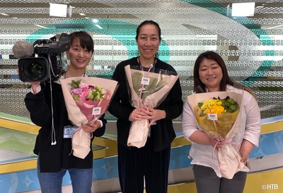 テレメンタリー2020年度最優秀賞受賞「おっぱい2つとってみた~46歳両側乳がん~」 (左から) 平間理彩カメラマン、阿久津友紀プロデューサー、編集の山田裕加(C)HTB