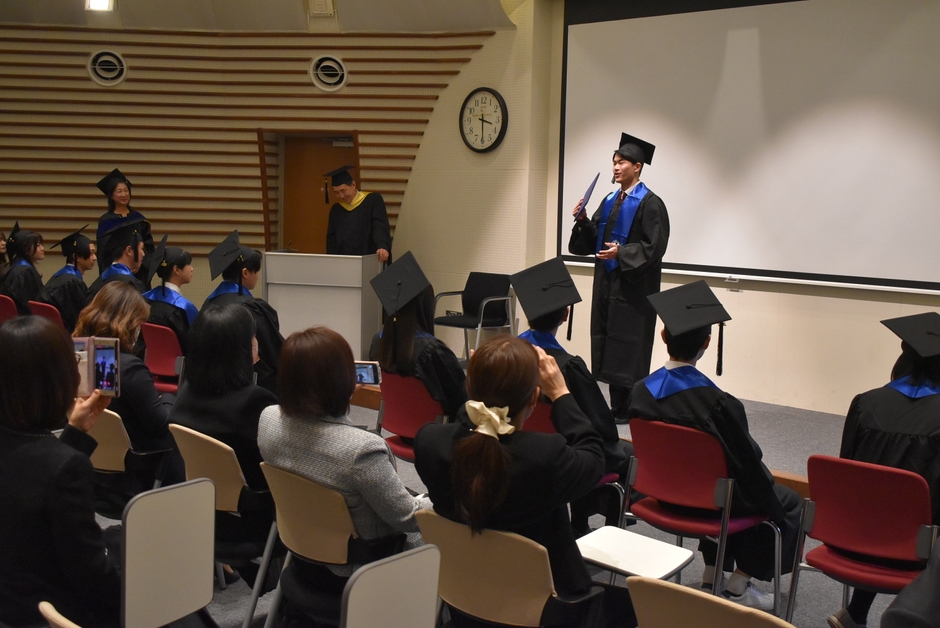 3年間の思い出を語る修了生