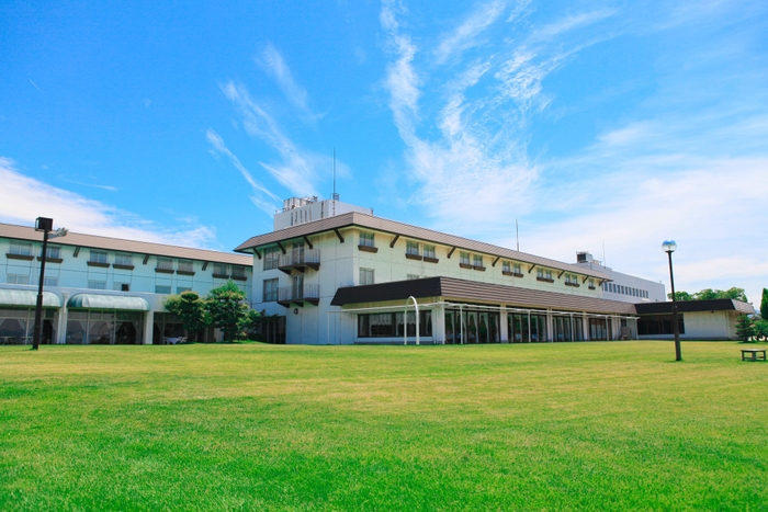 芝生庭園から見た当館