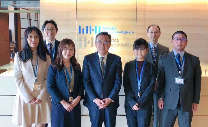 <代表取締役社長最高経営責任者(CEO)・安斎 富太郎様(写真中央)とプロジェクトメンバー>