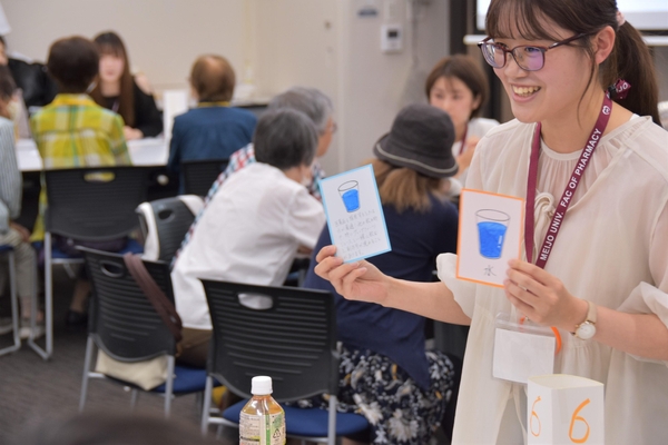 答え合わせの後は、答えと解説が書かれたカードで復習