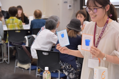 答え合わせの後は、答えと解説が書かれたカードで復習