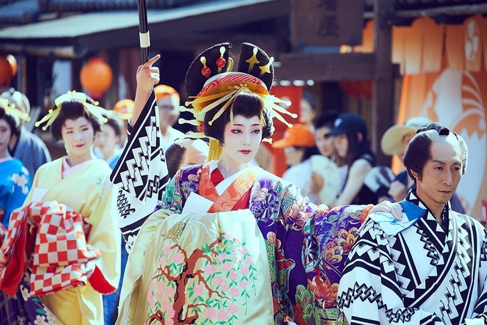 艶やに着飾った花魁が、江戸の町を練り歩く花魁道中