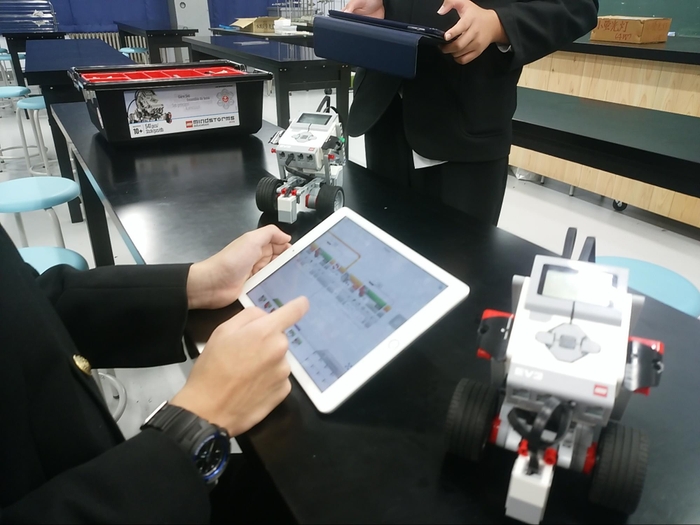 ロボットプログラミングを楽しむ静岡聖光学院の中学生