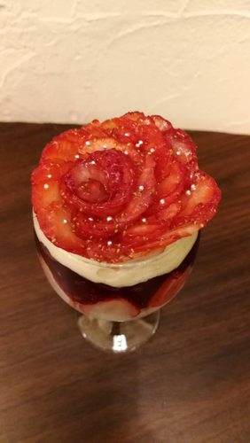 インスタ映え間違いなしのイチゴで作った薔薇のパフェ！