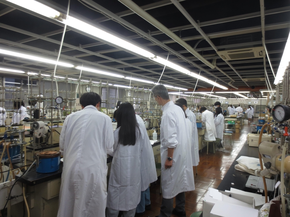 北垣教授から直接指導を受ける参加者たち