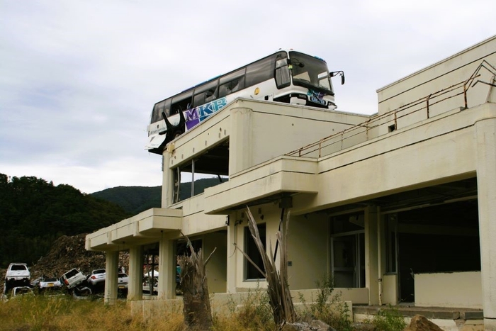 津波で建物屋上に流されたバス（宮城県石巻市）