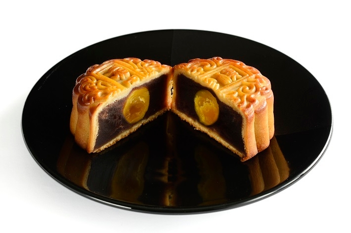 塩漬卵黄入 黒あん月餅