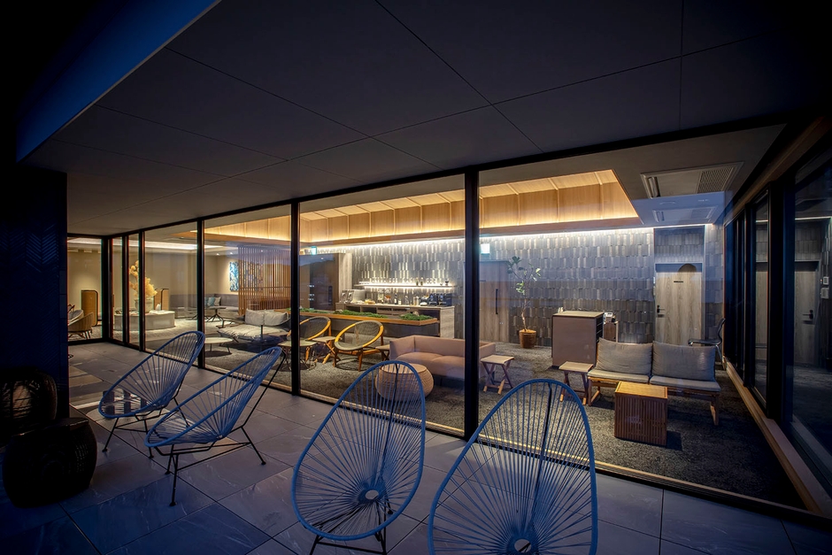 17:00以降は静かなナイトラウンジに