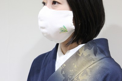 5月の花「すずらん」が描かれたマスク。花言葉は「幸福の再来」