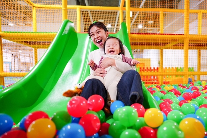 親子の絆を育む室内遊園地