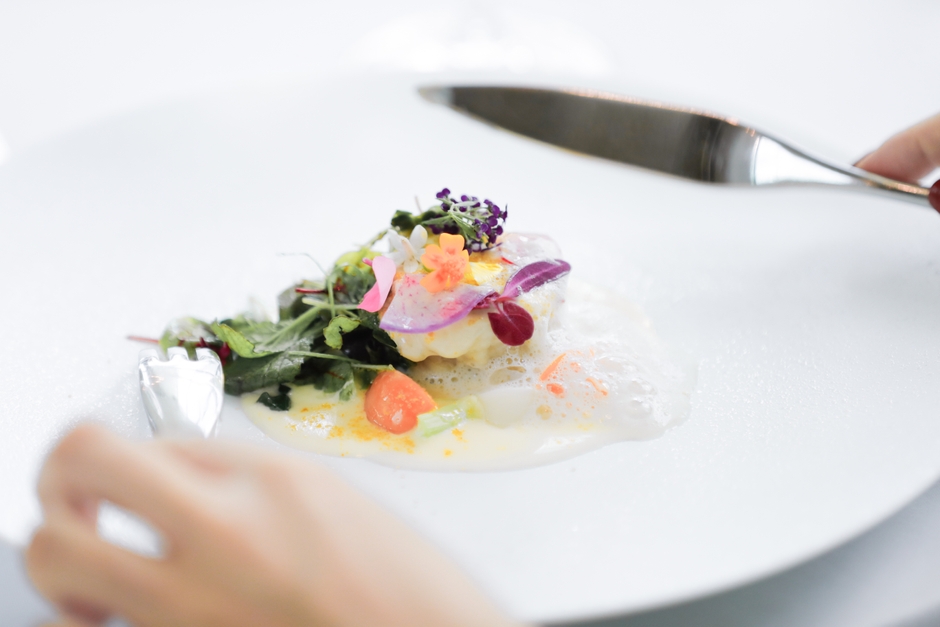 メインお魚料理(古屋)山口県産アンコウのポワレ ブールブランソース 梶谷農園のハーブ添え