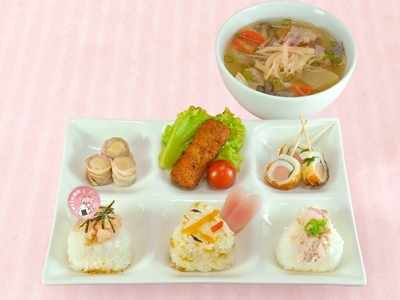 イワシカちゃんおすすめ!3種のわくわくおにぎり&とん汁プレート