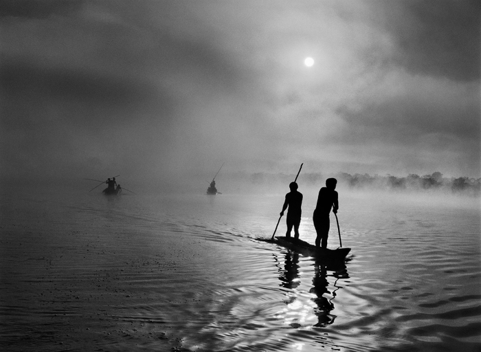 Group of Waura fishing in the Piulaga Lake. Upper Xingu&#44; Mato Grosso Brazil. 2005.(C) Sebastiao Salgado　