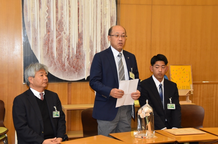 あいさつする齋藤理事長