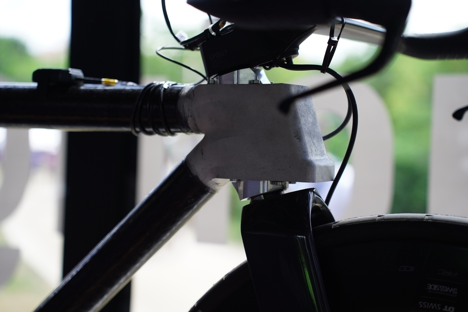 この開発段階のテストバイクは様々なジオメトリーをテストするために、カーボンチューブに3Dプリントのラグを接着して構成されている。