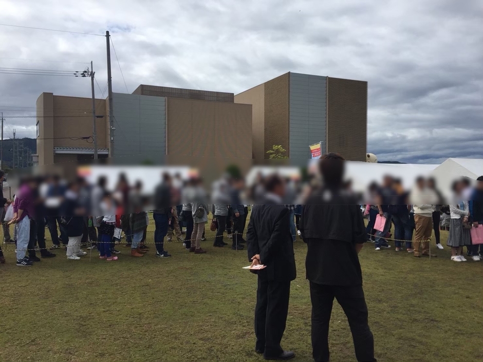 イベント開始前の行列の様子