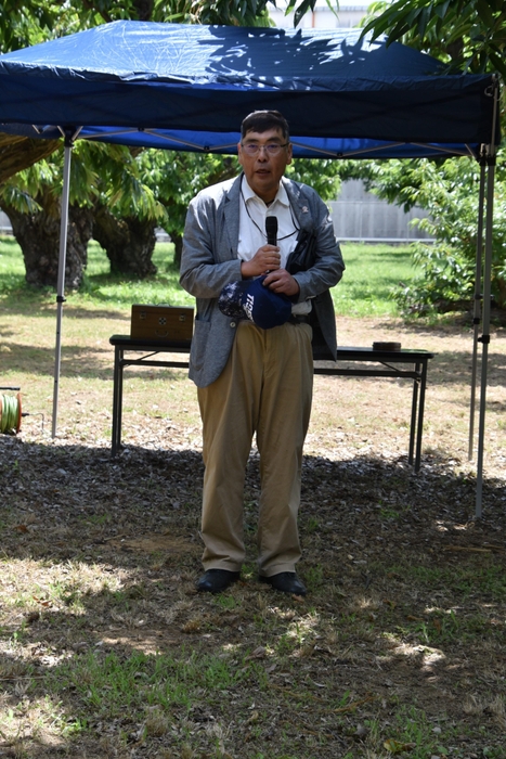 あいさつする小原学長