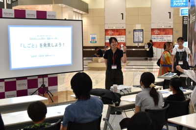 「しごと」を発見しよう!の企画を説明する学生